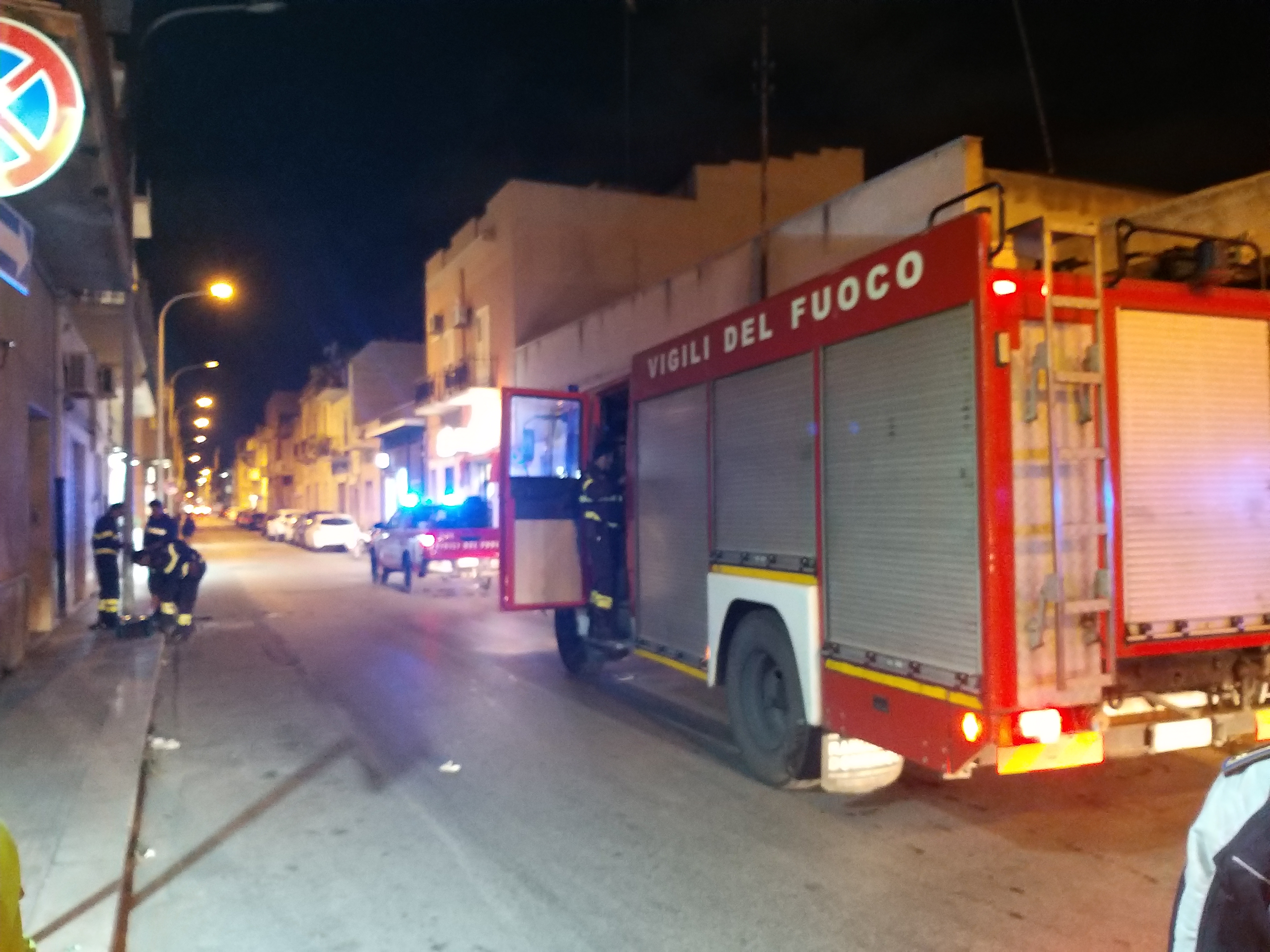 Mazara. Palo dell'illuminazione pubblica in fiamme in via Volturno