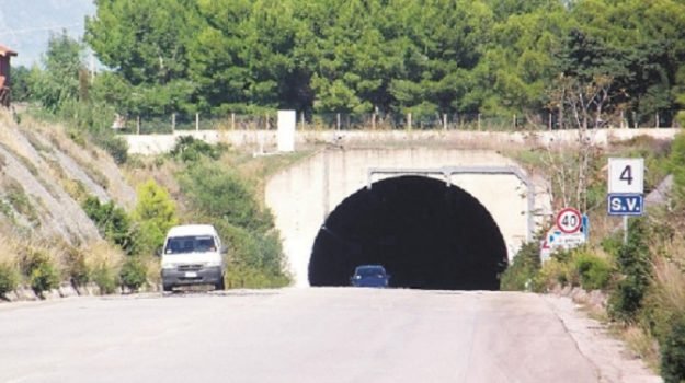 Paura a Marsala, lancio di sassi dal cavalcavia sullo scorrimento veloce