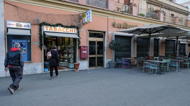 Nuova stretta contro il coronavirus, dai tabaccai a edicole e trasporti: le attività che restano aperte