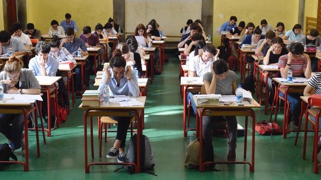 Coronavirus, Azzolina: anno scolastico salvo, l'esame di maturità non sarà 