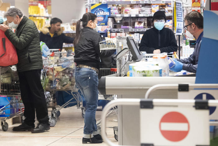 Coronavirus. Il nuovo decreto prevede la possibilità di uscire di casa per recarsi a fare la spesa. Non è prevista la chiusura dei negozi di generi alimentari