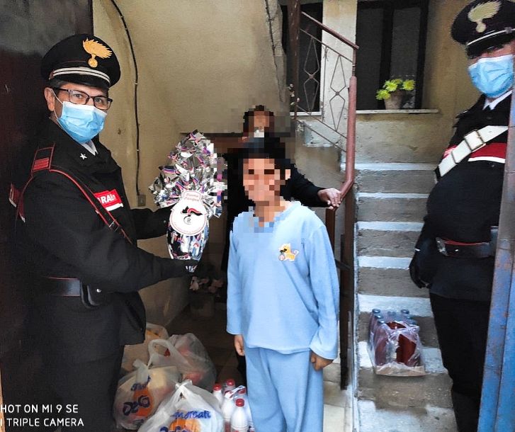 Gesto di solidarietà dei carabinieri di Mazara. Portano uova di pasqua ai bambini, spesa e medicine agli anziani