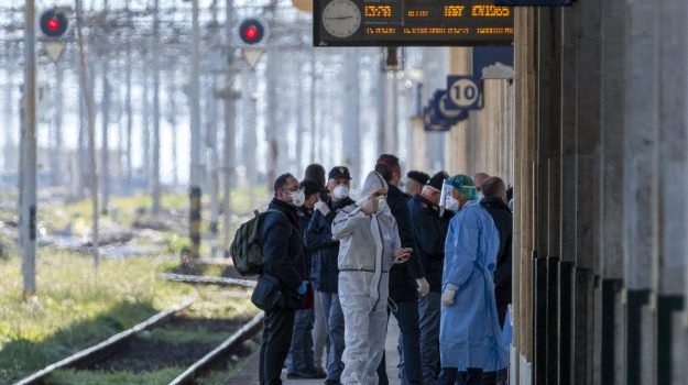 FASE 2, Passa la linea di Musumeci: niente treni in arrivo in Sicilia fino al 17 maggio