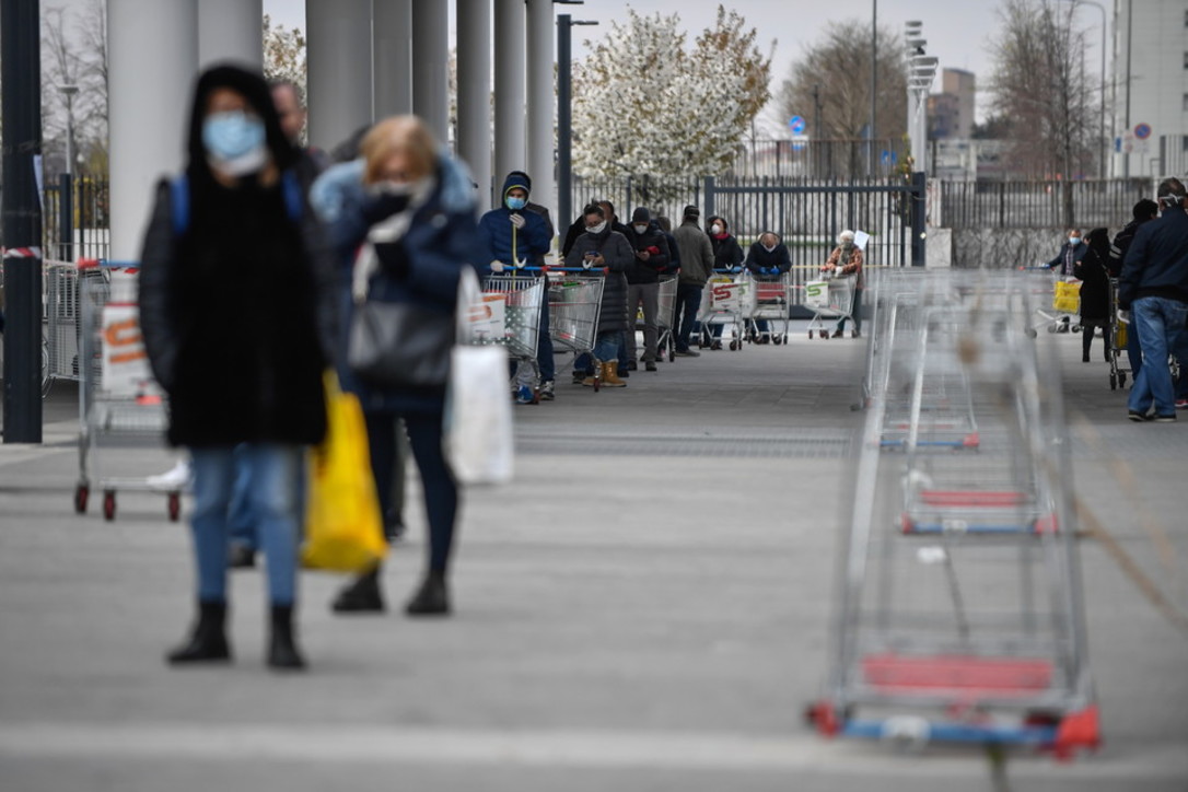 Coronavirus, ecco come sarà la vita quando finirà il lockdown: distanze, mascherine e calendario riaperture