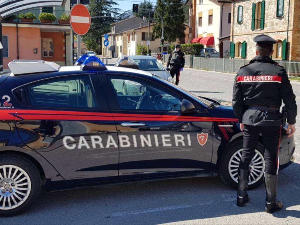 Fermato per controlli, aveva la fidanzata nascosta nel bagagliaio