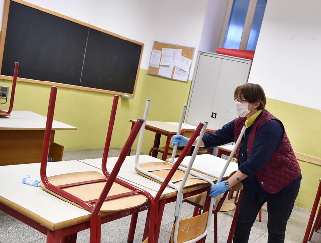 Riapertura scuole: entra una classe ogni quarto d’ora. Obbligo mascherine per tutti