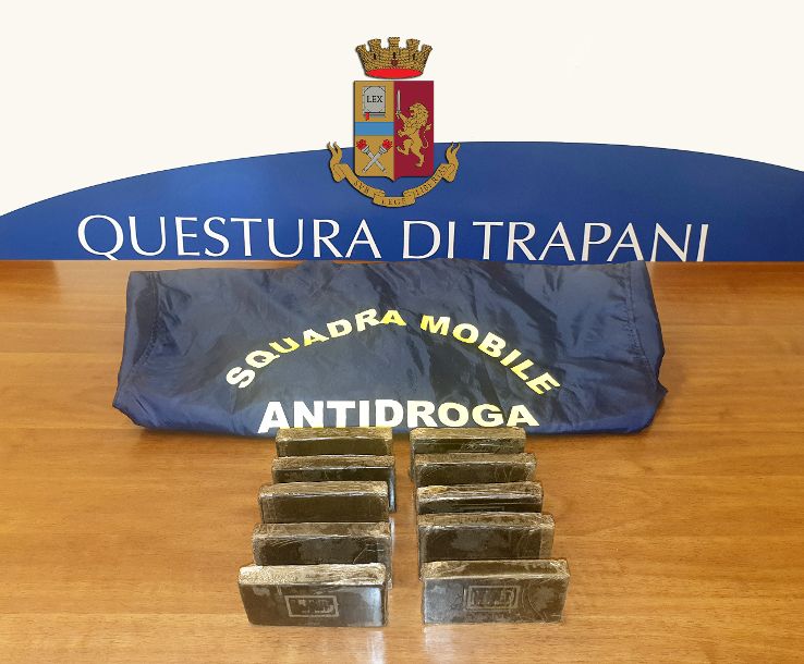 Trapani. OPERAZIONE ANRIDROGA DELLA POLIZIA DI STATO: ARRESTATO VENDITORE AMBULANTE BENGALESE CON UN KILO DI HASHISH