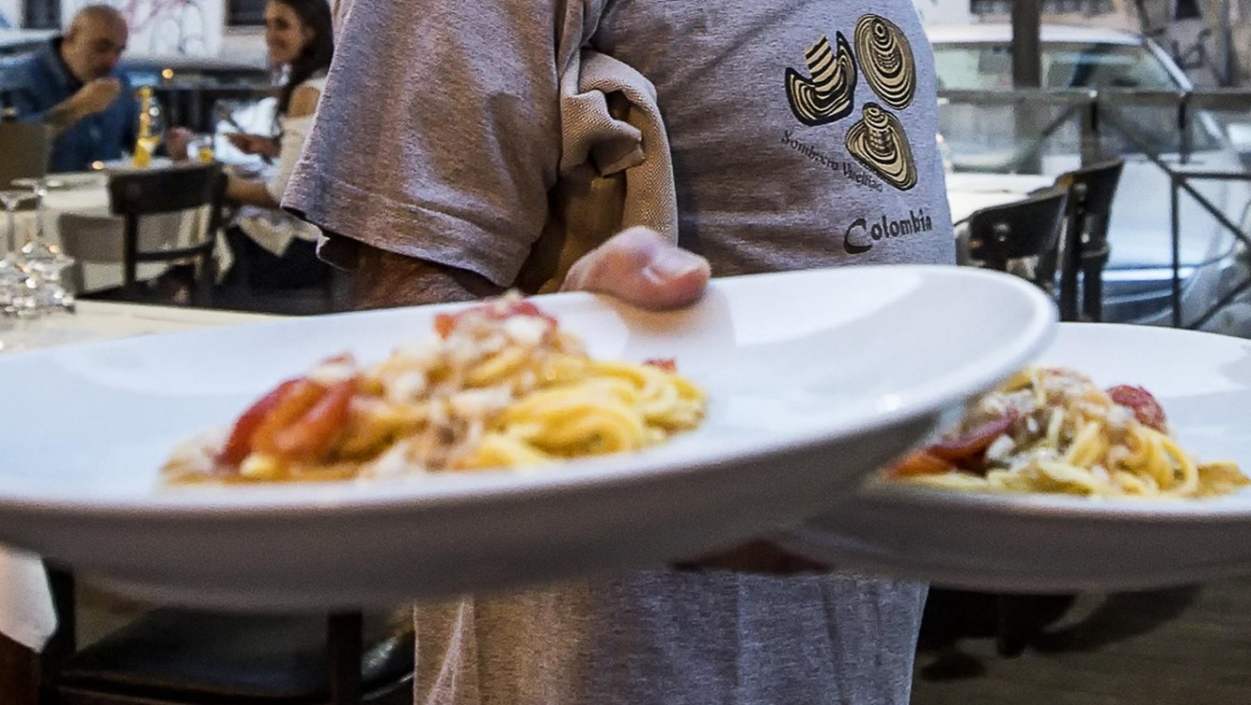 Era positivo al Covid ma lavorava in ristorante, scatta la denuncia