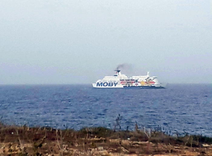 Porto Empedocle, focolaio Covid nella nave dei migranti portati dalla Sea Watch: 28 casi positivi