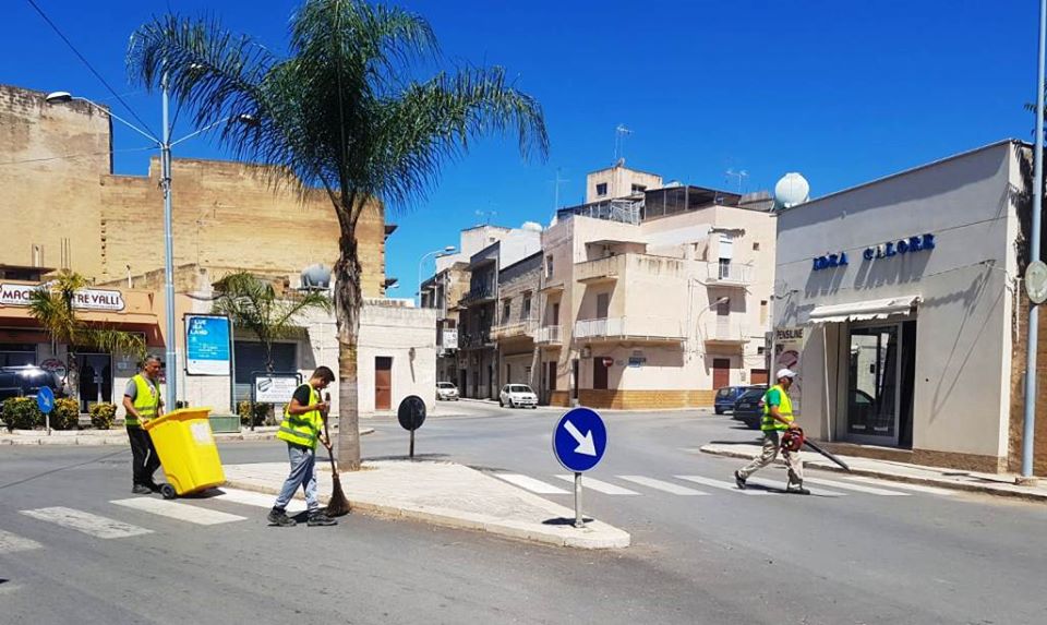 Mazara. Continua la discerbatura su tutto il territorio. Ripulita dai rifiuti e dalle alghe la spiaggia San Vito