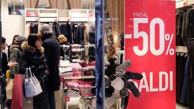 Saldi, in Sicilia si parte il primo luglio: accordo tra commercianti e Regione