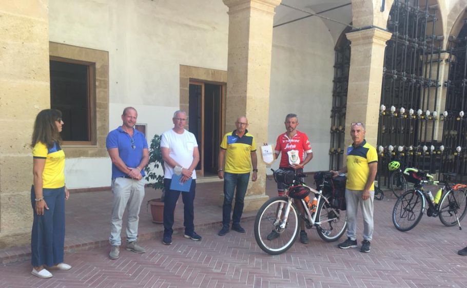 Dall’Emilia a Mazara in bici con un percorso da 1700 km. Il mazarese Tommaso Lupiccolo accolto dal vice sindaco Billardello