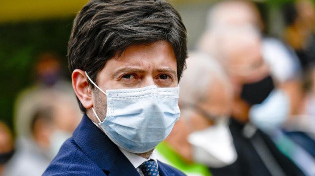 Quarantena, ecco le nuove regole. Speranza: «Stop alle feste, anche in casa»