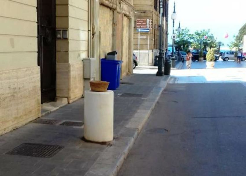 Mazara. Rubato vaso in ceramica in Corso Umberto I