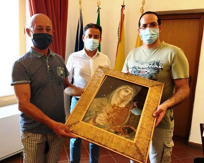 Mazara. Ritrovato e consegnato il quadro raffigurante la Madonna Addolorata che da anni si trova nell’altarino di via Valeria