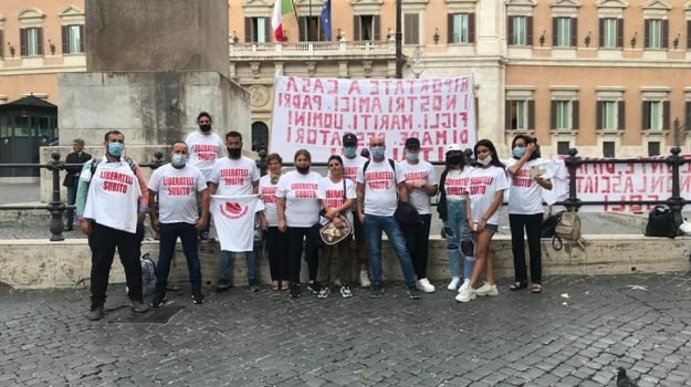 Pescherecchi di Mazara sequestrati in Libia, i familiari in sit-in permanente a Roma