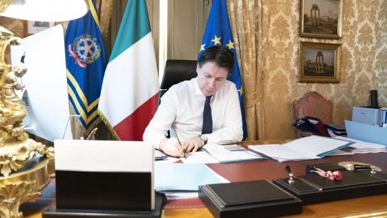 Nuovo Dpcm: no al coprifuoco, ma locali chiusi se virus avanza. Mascherine all'aperto e maxi multe