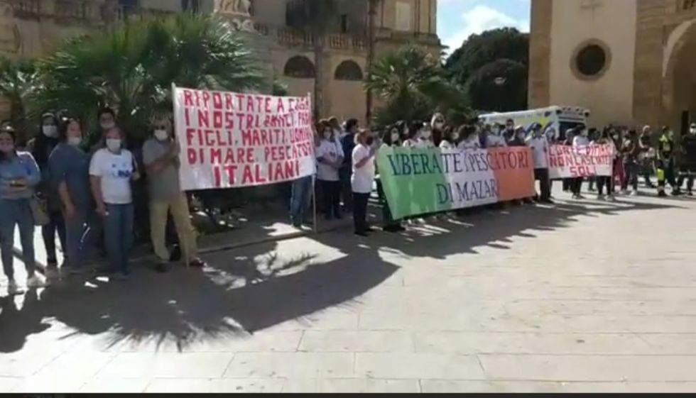 Mazara. Video integrale della manifestazione dei familiari dei 18 pescatori fermati in Libia