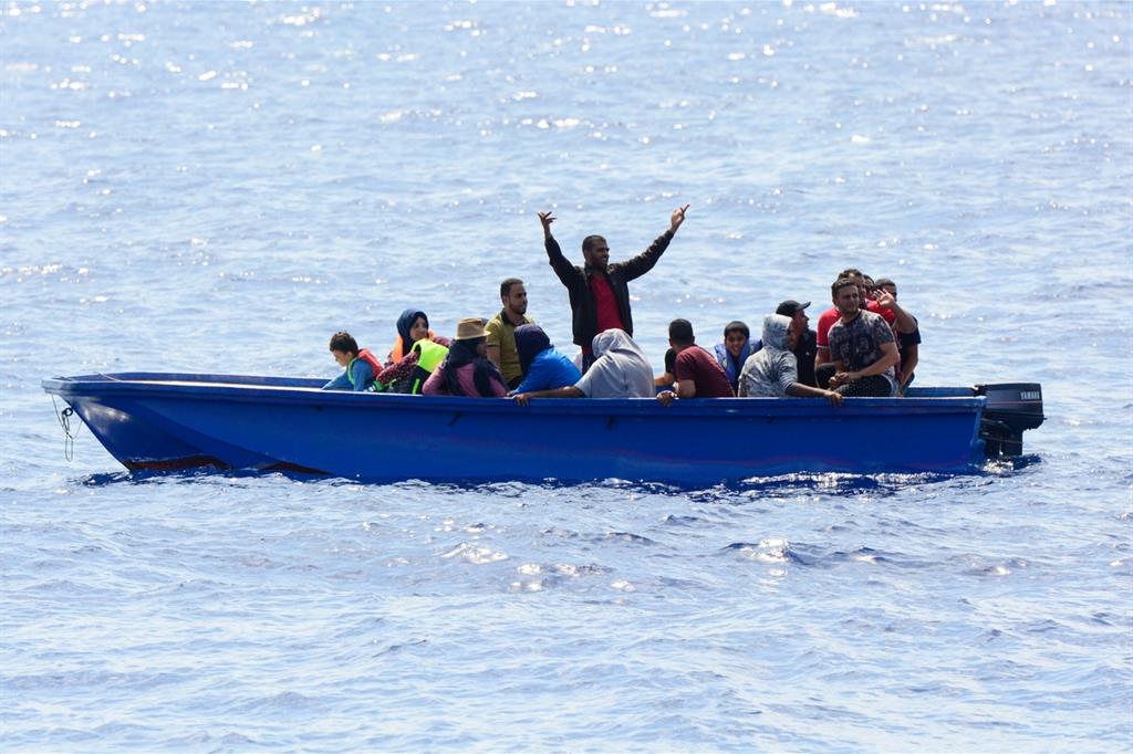 Mazara. La guardia costiera soccorre migranti in una piccola imbarcazione