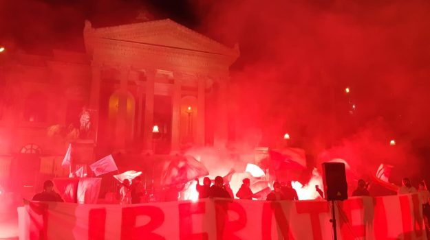 Pescherecci sequestrati, in centinaia in piazza a Palermo: 