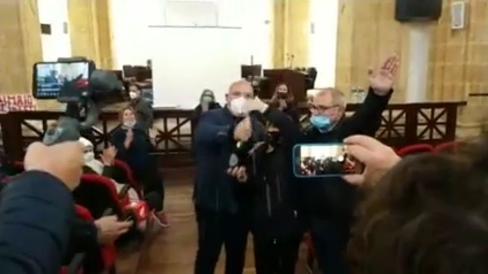 Mazara: LIBERATI I 18 PESCATORI. (Video) LA GIOIA DEI FAMILIARI... SI FESTEGGIA!