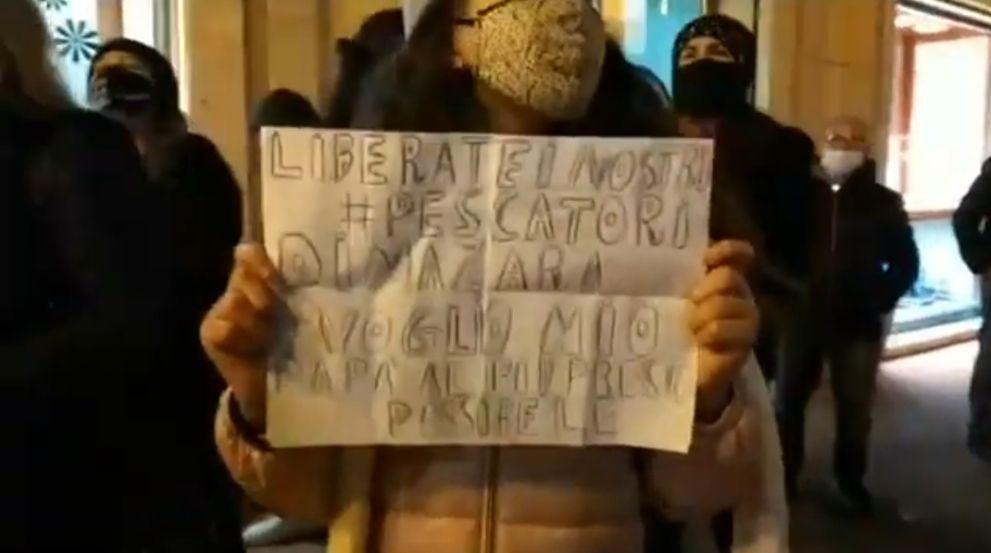 Mazara, (Video) Continua il Sit In di protesta dei famigliari dei 18 pescatori sequestrati il Libia