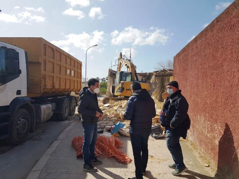 Mazara. VIABILITÀ, INIZIATI I LAVORI DI DEMOLIZIONE DELL’EX CASELLO FERROVIARIO DI VIA MONGITORE