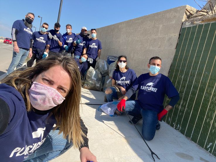 Volontari di Plastic Free Mazara ripuliscono un tratto di arenile di Bocca Arena