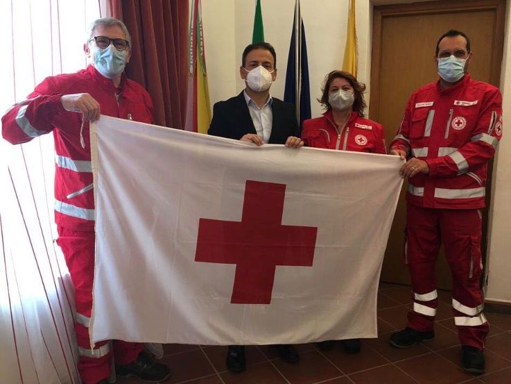 Mazara. Settimana mondiale della Croce Rossa, esposta al Comune la bandiera della Cri