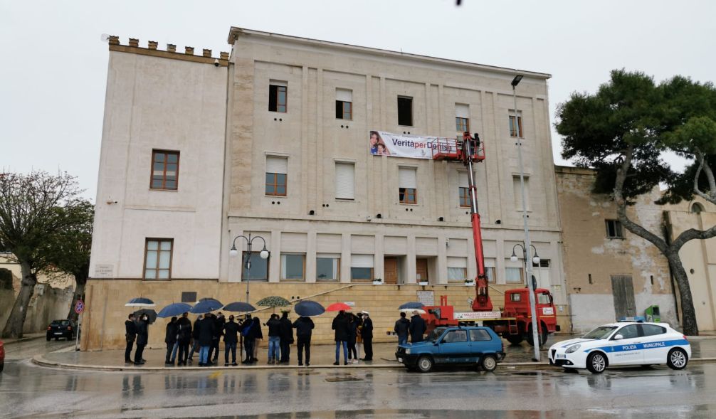 Mazara. VERITA' PER DENISE, Affisso al Comune lo striscione