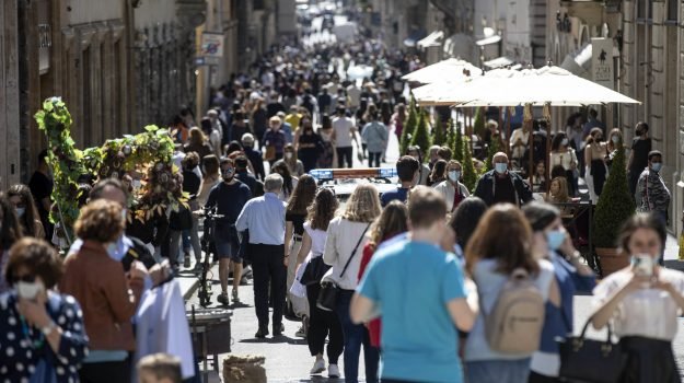 Italia pronta ad altre aperture dal 17 maggio: possibile slittamento del coprifuoco alle 23 o 24