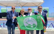 Bandiera Verde insignita dai pediatri italiani spiaggia “a misura di bambino”. Il sindaco Quinci e l’assessore all’Ambiente Mauro ritirano il riconoscimento ad Alba Adriatica