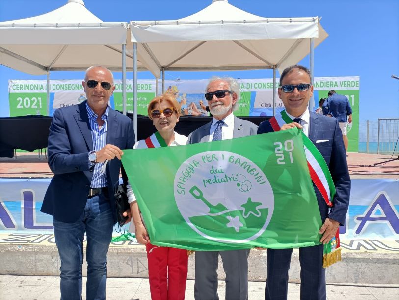 Bandiera Verde insignita dai pediatri italiani spiaggia “a misura di bambino”. Il sindaco Quinci e l’assessore all’Ambiente Mauro ritirano il riconoscimento ad Alba Adriatica