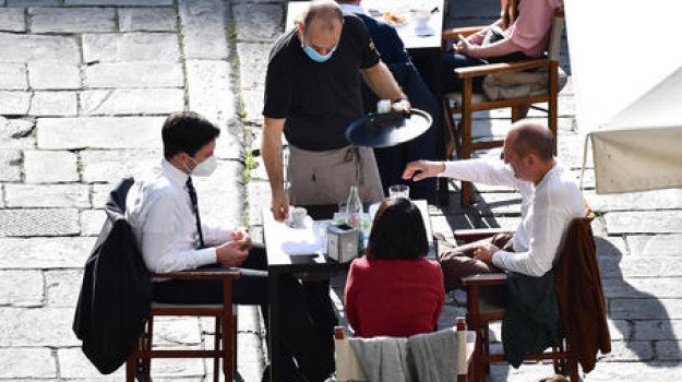 Sicilia in zona gialla, oggi l'annuncio: da lunedì mascherine anche all'aperto e in 4 al ristorante