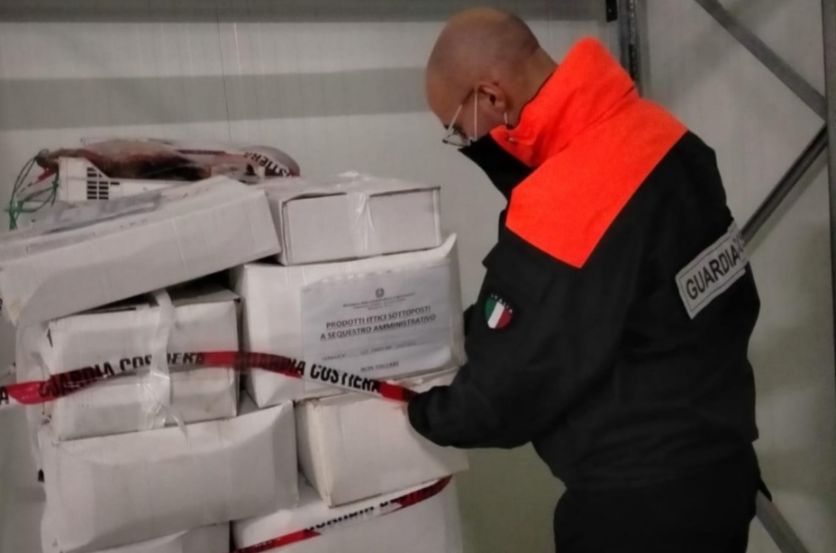 Mazara. La Guardia Costiera sequestra 450 kg di prodotto ittico non a norma