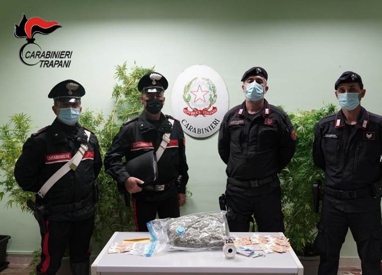 CASTELVETRANO: 1 KG. DI DROGA, PIANTE E SOLDI IN CONTANTI. IN 2 ARRESTATI DAI CARABINIERI