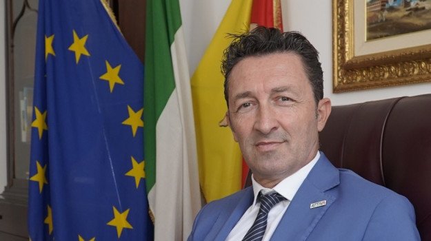 Sicilia, rivolta del deputato regionale Tancredi: 