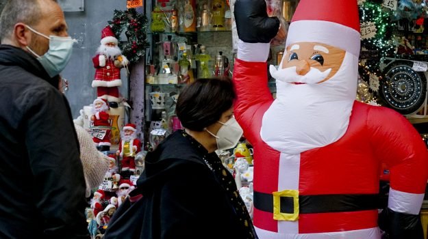 Mascherine all’aperto, transenne al centro storico, cenoni: possibili restrizioni per salvare il Natale