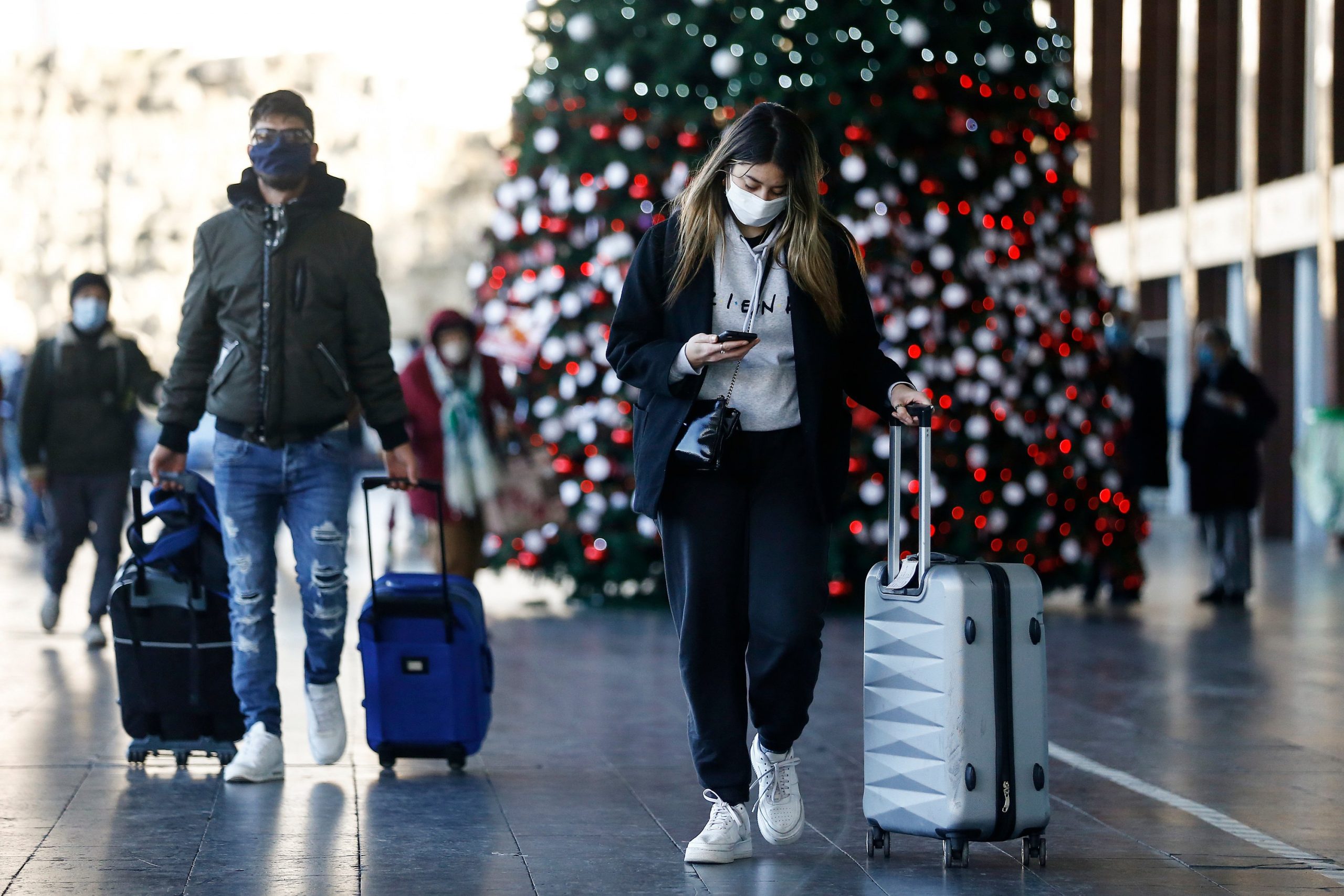 Natale con il green pass: le regole per viaggiare in Italia e all’estero