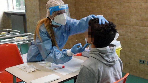 Aumentano i contagi in età scolare, torna la quarantena con un solo studente positivo in classe