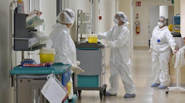 Covid: iin Italia 44.595 positivi, è record da inizio pandemia