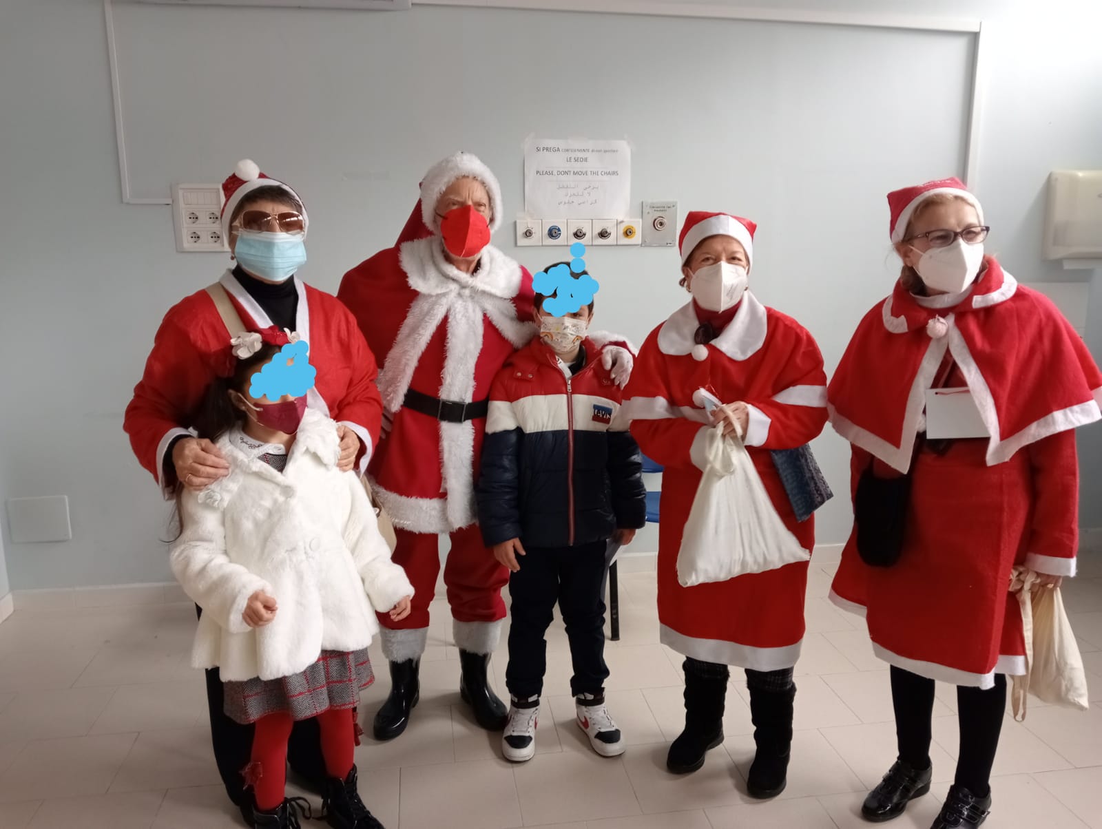 Mazara. Gli Amici di Babbo Natale accolgono i bambini presso il centro vaccinale