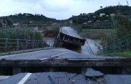 Crolla il ponte sul fiume San Bartolomeo. Stanotte cedimento del pilone centrale del ponte sulla statale 187che collega alla stazione ferroviaria di Castellammare del Golfo e ad Alcamo Marina