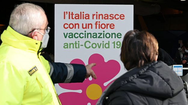 Vaccino obbligatorio per gli over 50, multa da 100 euro «una tantum». Tutte le regole