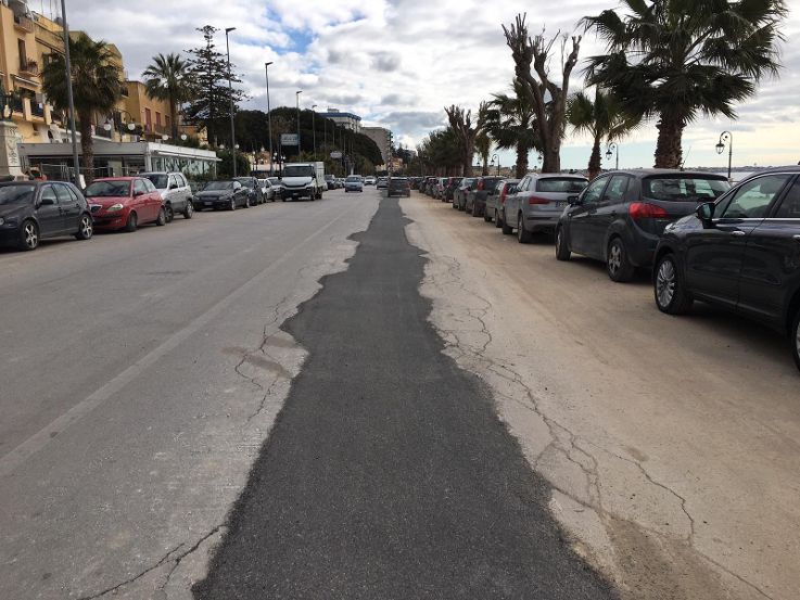 Mazara. Lungomare Mazzini, posa d'asfalto temporanea per l'assestamento dopo gli scavi per la fognatura