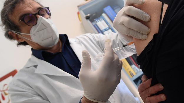 Covid, mercoledì si decide: obbligo vaccinale o super green pass a tutti i lavoratori