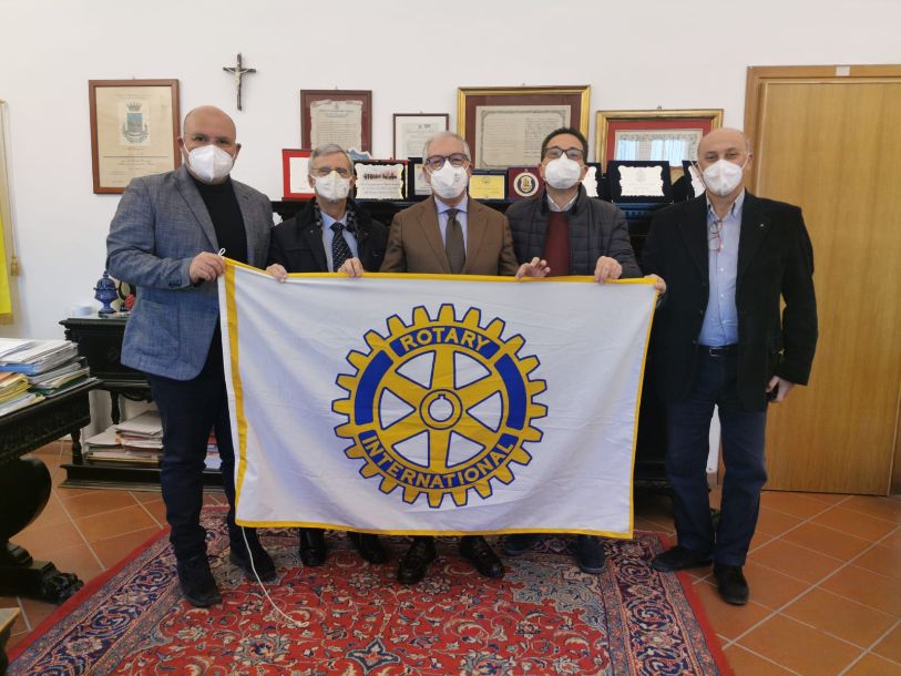 Mazara. La bandiera del Rotary esposta al Comune in occasione del 117° anniversario della fondazione