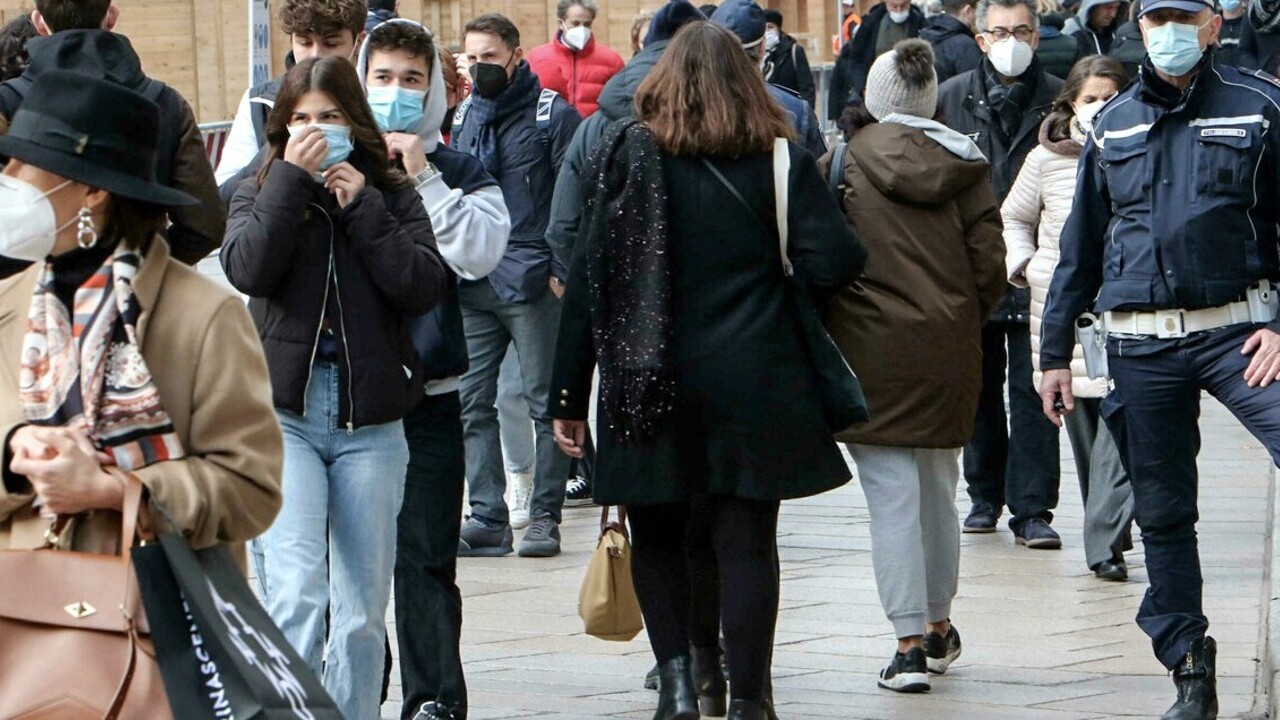 Lotta al Covid, dall'11 febbraio via le mascherine all'aperto in tutta Italia