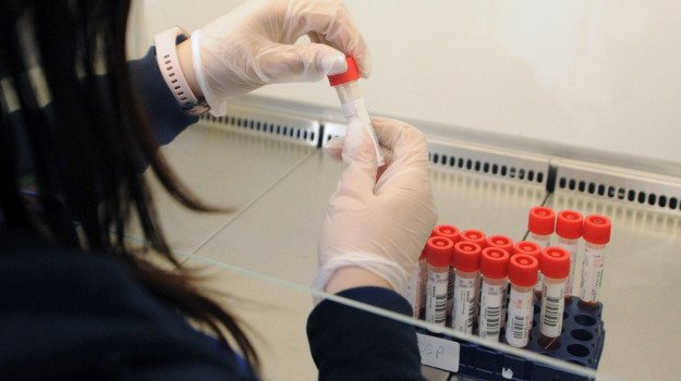 Coronavirus, Omicron si può prendere due volte: doppi contagi a distanza di poco tempo