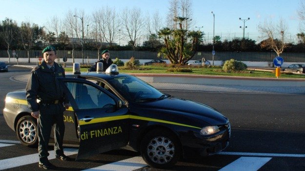 Il titolare del bar serviva i clienti anche se positivo al Covid: denunciato